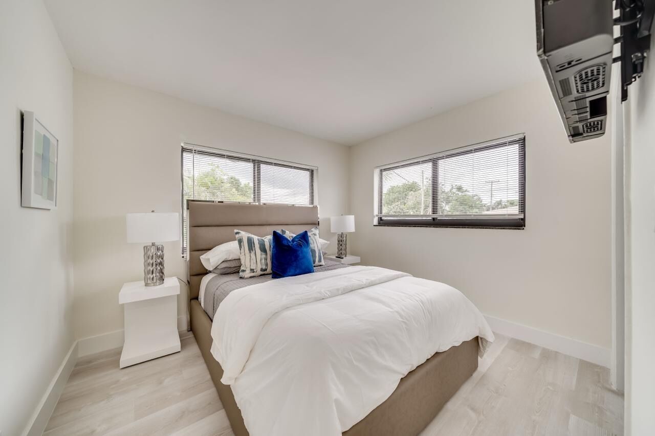 2 عدّة غرف نوم ومكواة/لوح كي وواي فاي وملاءات أسرّة