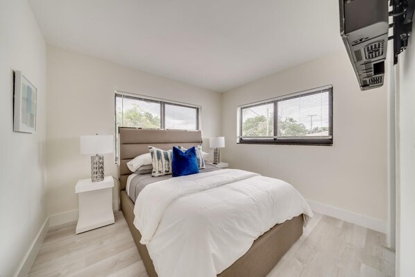 2 bedrooms, iron/ironing board, WiFi, bed sheets - Luxury beach resort for 6 ppl with pool (Fort Lauderdale)