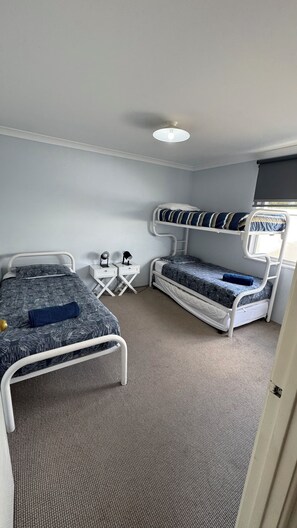 3 bedrooms, free WiFi, wheelchair access - Prime Waterfront Apartment 1 in Kalbarri – Views, Space & Location (Kalbarri)