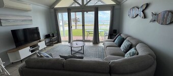 Prime Waterfront Apartment 1 in Kalbarri – Views, Space & Location