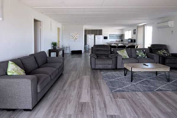 Smart TV - Sunrises Kalbarri, entire large family home (Kalbarri)