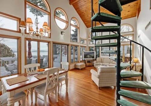 Luxury Meets the Lake