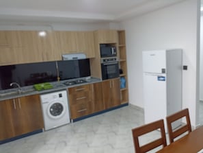 Private kitchen - Furnished apartment in secure residence 300m from private and public beaches (Aïn El Turk)