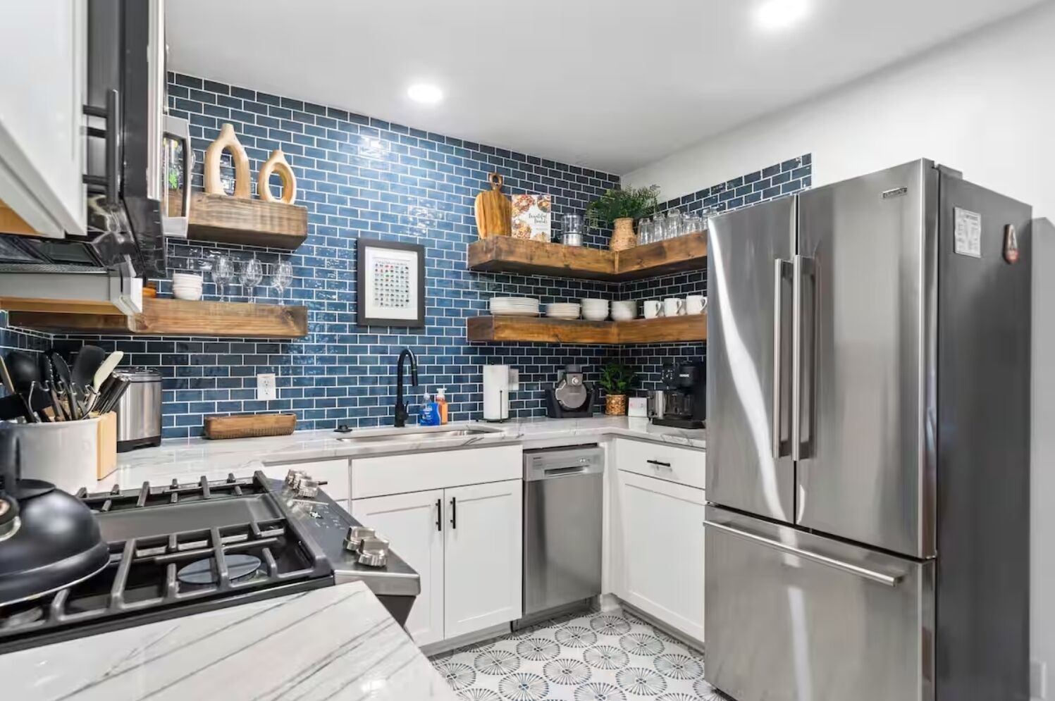 Kjøleskap, mikrobølgeovn, ovn og kokeplater