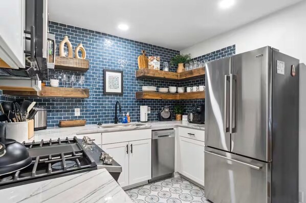 Kylskåp, mikrovågsugn, ugn och spishäll