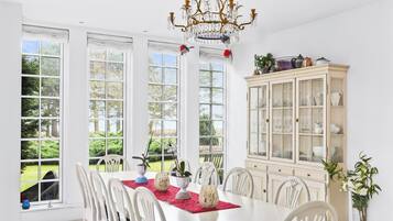 Huvila, 5 makuuhuonetta, esteetön, parveke | Ruokasali