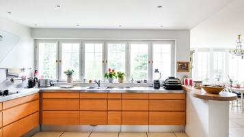 Villa, 5 Bedrooms, Accessible, Balcony | Interior