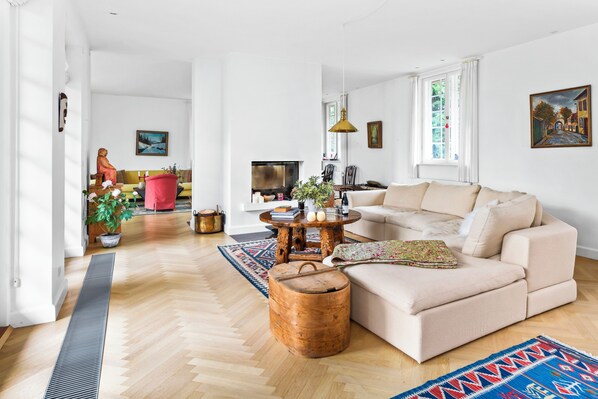 Villa, 5 Schlafzimmer, barrierefrei, Balkon | Wohnzimmer