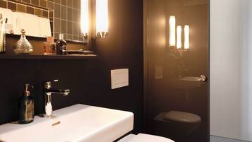 Dusche, Haartrockner, HandtĂŒcher, Seife