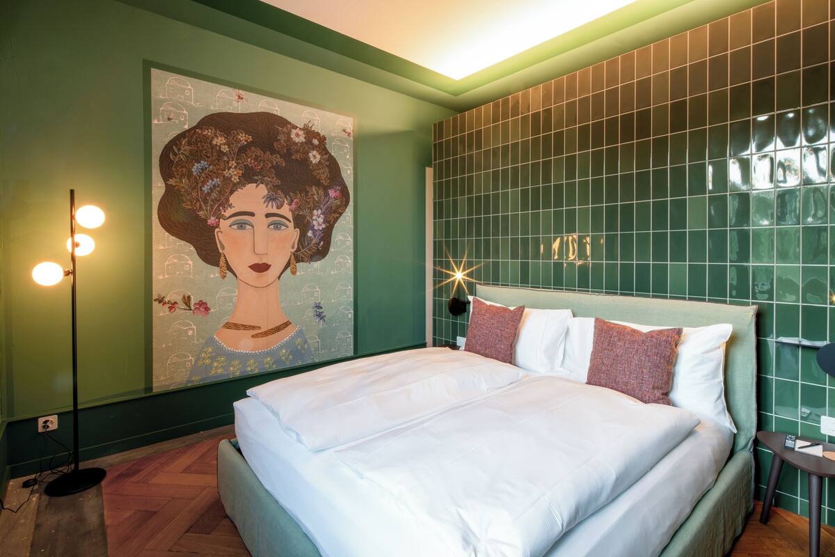 Superior driepersoonskamer, uitzicht op rivier | Een bureau, een laptopwerkplek, gratis wifi, beddengoed