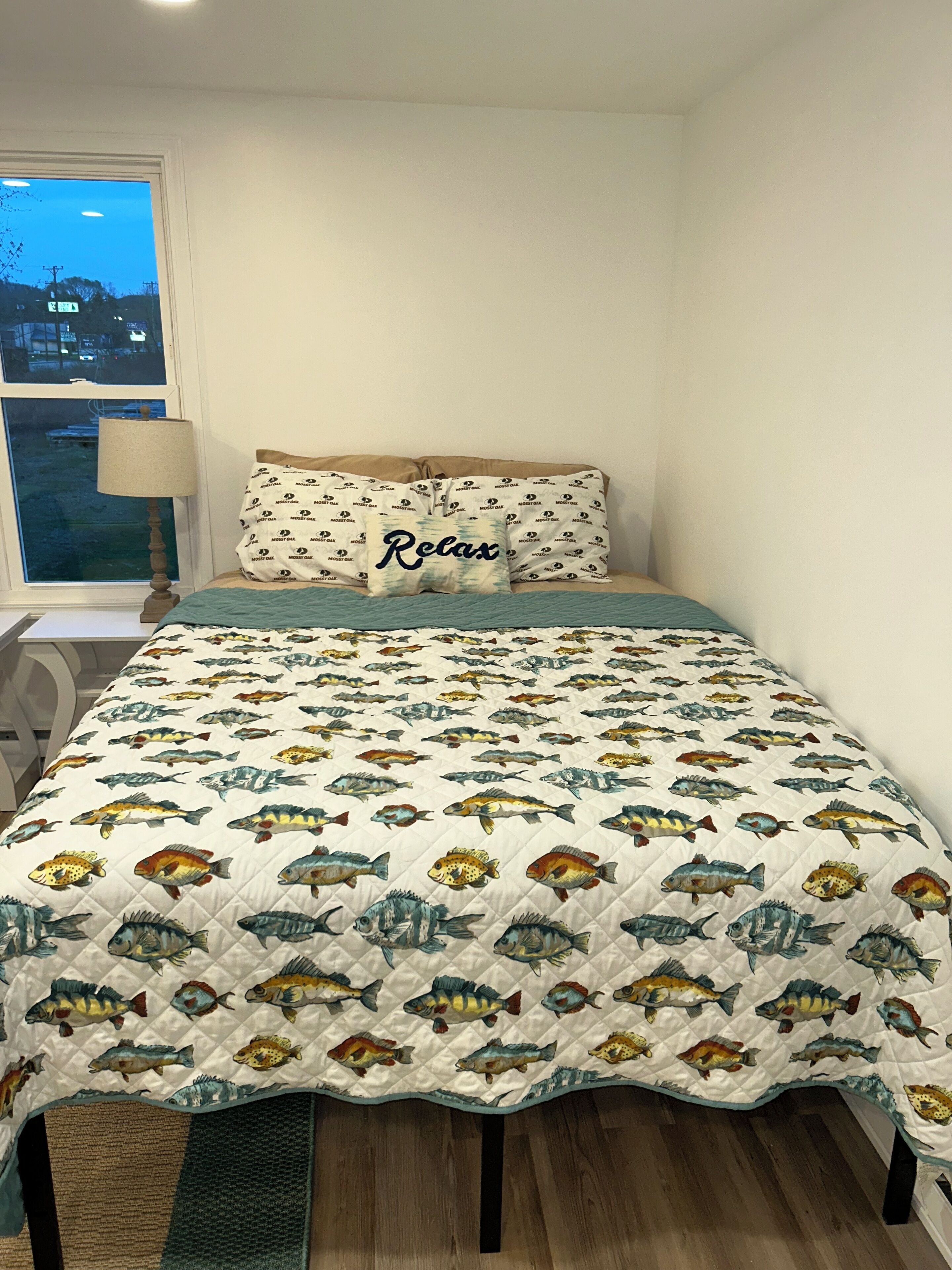 Une chambre à coucher avec un lit, une fenêtre et un bureau.