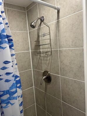 Douche, serviettes fournies, savon, papier de toilette