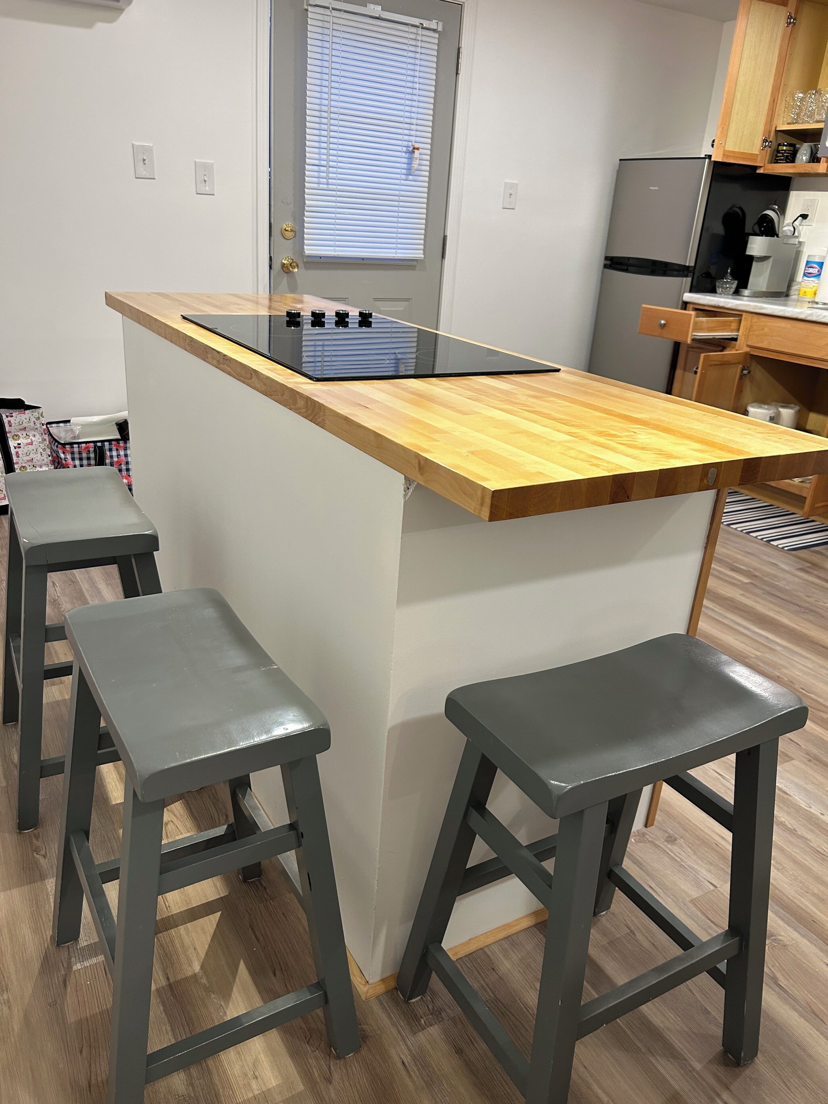 Een microgolfoven, een kookplaat, een vaatwasser