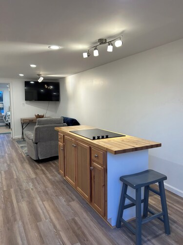 Riverside Retreat, a charming studio near Oakmont and Pittsburgh with WiFi, AC