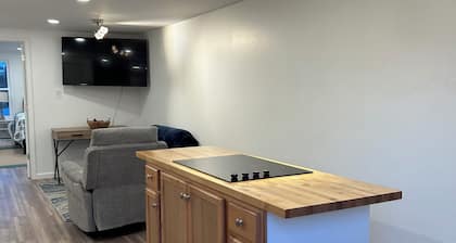 Riverside Retreat, a charming studio near Oakmont and Pittsburgh with WiFi, AC