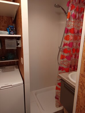 Dusche, Haartrockner, Handtücher