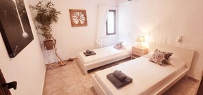 4 soverom, strykejern/-brett, wi-fi og sengetøy