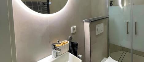 Toallas, jabón, papel de baño