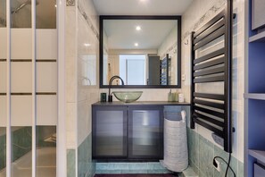 Douche, serviettes fournies, papier toilette