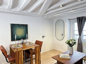 Appartement, vue cour intérieure | Salle à manger