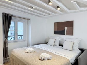 Appartement, uitzicht op binnenplaats | Woonruimte | Een 80-cm smart-tv met digitale zenders