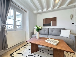 Appartement, vue cour intérieure | Coin séjour | TV connectée de 80 cm avec chaînes numériques