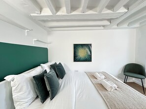 Apartment, Courtyard View | 1 bedroom, travel crib, free WiFi, bed sheets - 1533 Petites écuries (Paris)