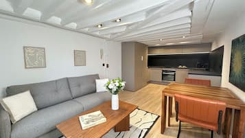 LÀgenhet - utsikt mot innergÄrden | Vardagsrum | 80-centimeters smart-tv med digitalkanaler