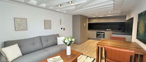 アパートメント コートヤードビュー | リビング エリア | 80 cmのスマートテレビ (デジタル放送視聴可)