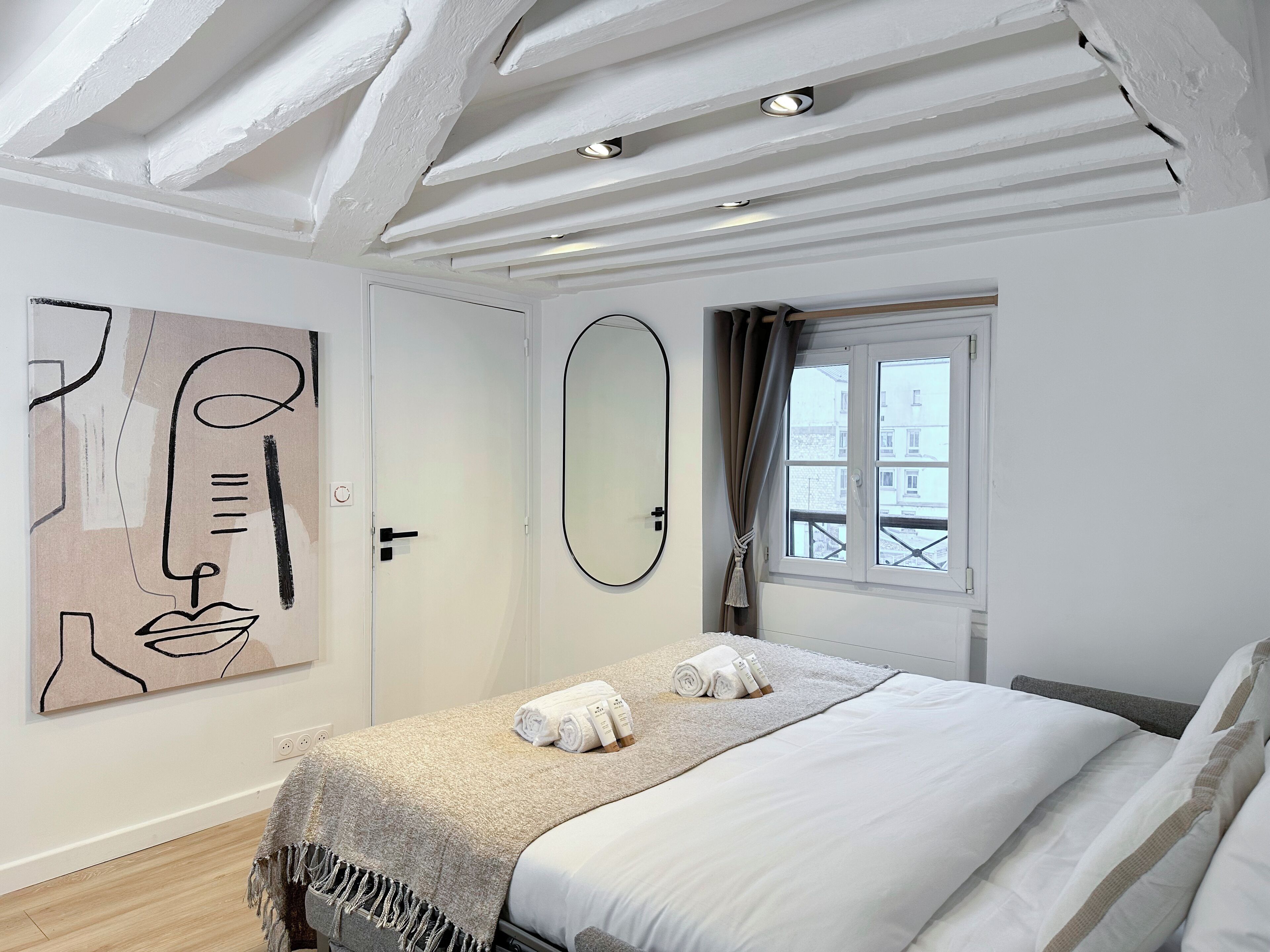 Lägenhet - utsikt mot innergården | Vardagsrum | 80-centimeters smart-tv med digitalkanaler