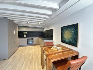 Apartment, Courtyard View | Private kitchen | Full-sized fridge, microwave, oven, stovetop - 1533 Petites écuries (Paris)