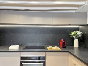 Appartement, vue cour intérieure | Cuisine privée | Grand réfrigérateur, micro-ondes, four, plaque de cuisson