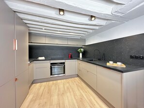 Apartment, Courtyard View | Private kitchen | Full-sized fridge, microwave, oven, stovetop - 1533 Petites écuries (Paris)