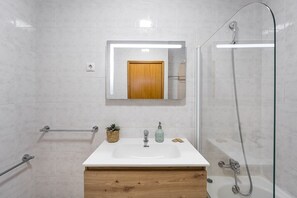 Douche, séchoir à cheveux, serviettes fournies