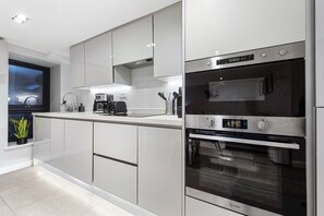 Apartment | Private kitchen | Fridge, microwave, oven, stovetop - Modern Battersea Suite - London City Retreat (London)