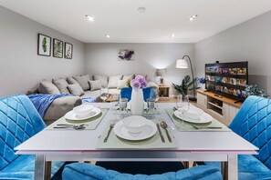 Apartment | Dining - Modern Battersea Suite - London City Retreat (London)