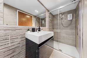 Appartement | Salle de bain | Douche, serviettes fournies