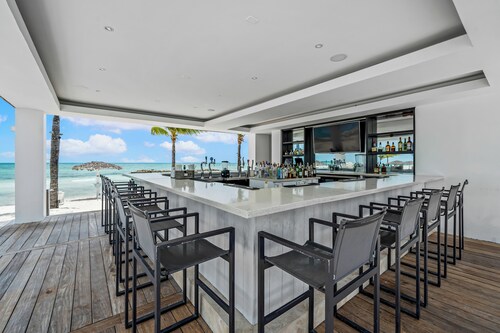 Spacious 4-bedroom Townhome Steps From The Beach