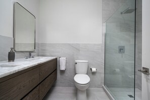 Haartrockner, Handtücher, Seife, Toilettenpapier