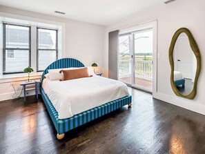 6 bedrooms, desk, iron/ironing board, travel crib
