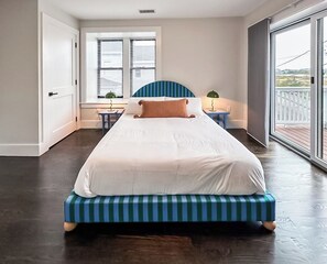 6 bedrooms, desk, iron/ironing board, travel crib