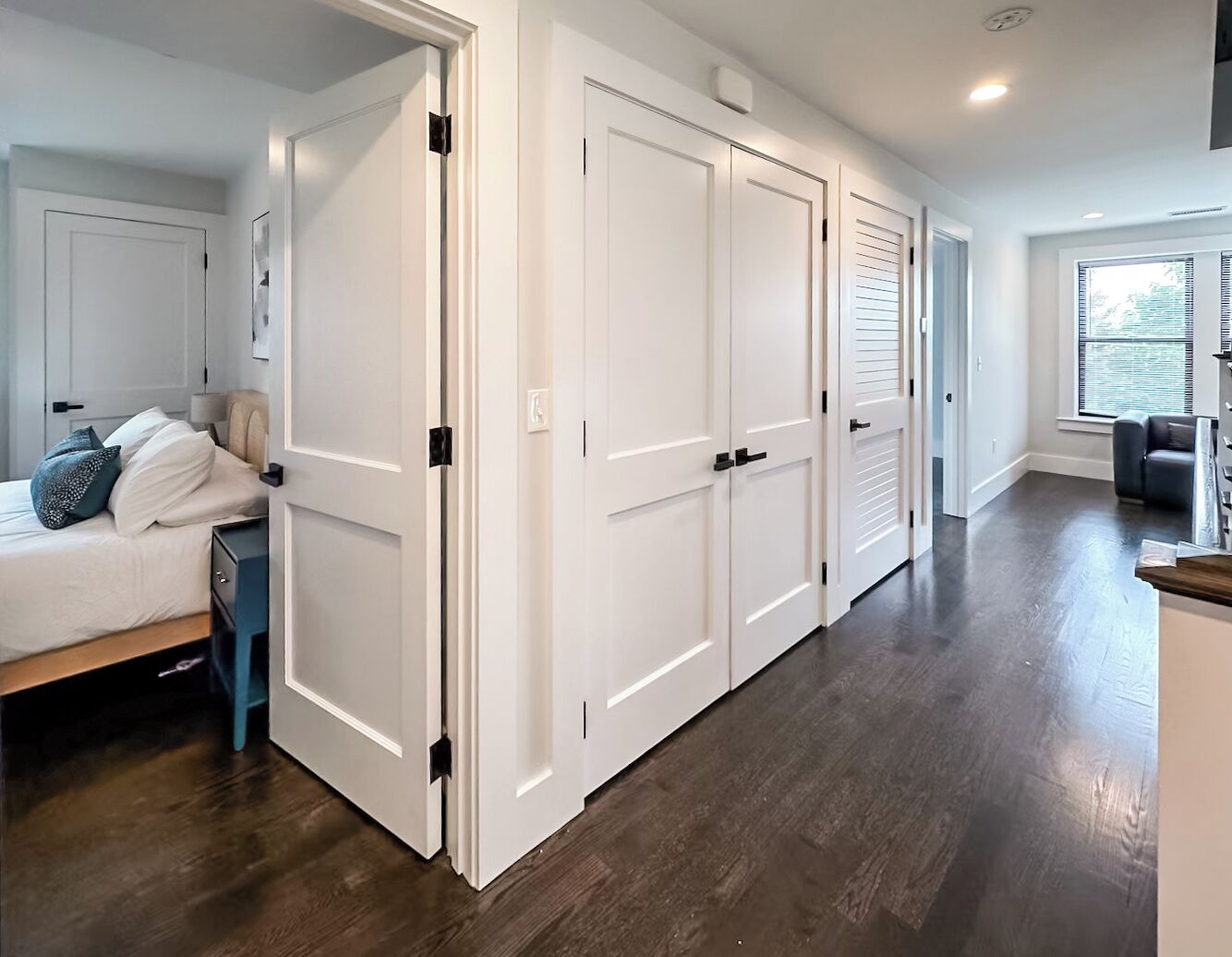 6 habitaciones, escritorio y tabla de planchar con plancha 