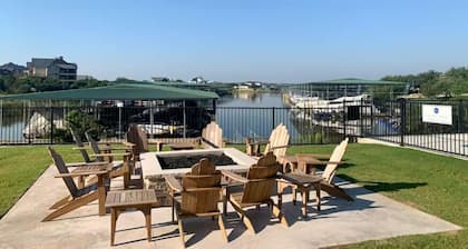 Oasis Luxury Lakefront Condo:1st Floor, Pool, HotTub, Dining, Boating, Fishing!