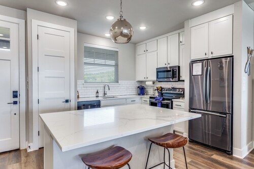 Oasis Luxury Lakefront Condo:1st Floor, Pool, HotTub, Dining, Boating, Fishing!