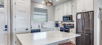Oasis Luxury Lakefront Condo:1st Floor, Pool, HotTub, Dining, Boating, Fishing!