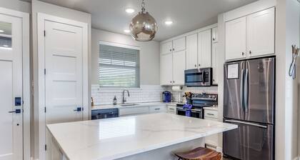 Oasis Luxury Lakefront Condo:1st Floor, Pool, HotTub, Dining, Boating, Fishing!