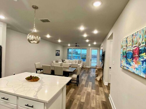 Oasis Luxury Lakefront Condo:1st Floor, Pool, HotTub, Dining, Boating, Fishing!