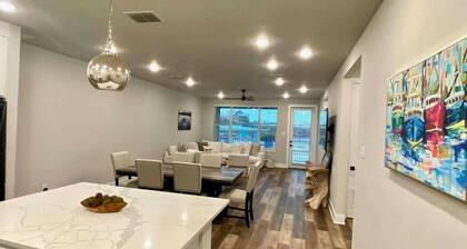 Oasis Luxury Lakefront Condo:1st Floor, Pool, HotTub, Dining, Boating, Fishing!