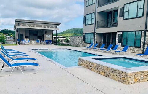 Oasis Luxury Lakefront Condo:1st Floor, Pool, HotTub, Dining, Boating, Fishing!