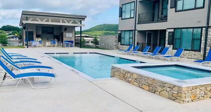 Oasis Luxury Lakefront Condo:1st Floor, Pool, HotTub, Dining, Boating, Fishing!